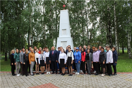 В День памяти и скорби в Шемуршинском районе состоялось возложение цветов к памятнику погибшим в годы Великой Отечественной войны