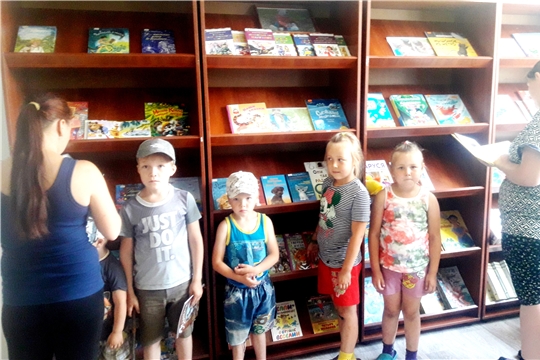 В рамках программы летних чтений "Время читать - каникулы с книгой", молодые мамы со своими детьми-юными читателями посетили Юманайскую сельскую библиотеку.