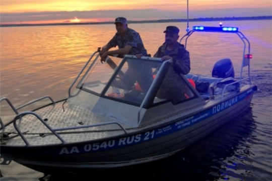 В Чувашии полицейский вместе с государственным инспектором охраны водно-биологических ресурсов спасли утопающего на Волге