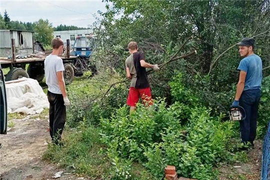 Начаты работы по очистке территории для устройства системы водоотведения по ул. Луговая в с. Нижняя Кумашка