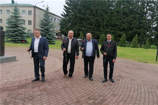 В День памяти и скорби исполнительный директор Александр Кузнецов возложил цветы к постаменту участникам Великой Отечественной войны