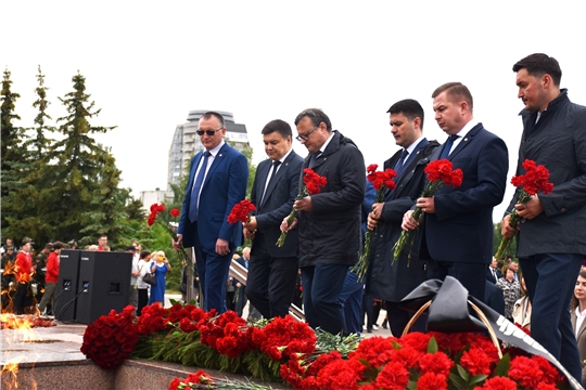 Министр спорта Василий Петров принял участие в возложении цветов в Мемориальном комплексе «Победа»