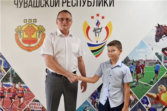 Министр спорта Чувашии Василий Петров поздравил победителя четвертой шахматной викторины