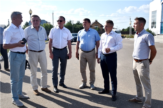 Министр спорта Чувашии Василий Петров проинспектировал ход строительства футбольного поля в Комсомольском районе 