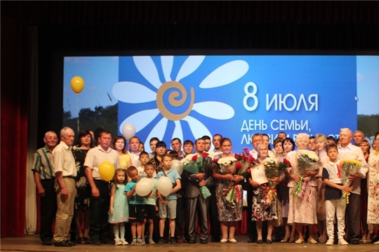 В день семьи, любви и верности семейным парам Урмарского района вручены медали "За любовь и верность"
