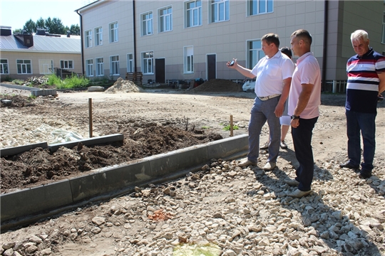 Д. Иванов проинспектировал ход проведения капитального ремонта объектов образования в районе