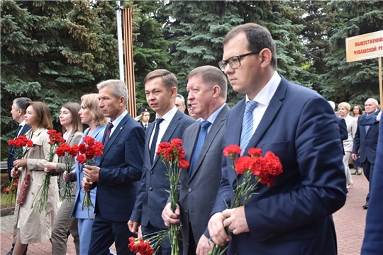 Константин Викторов принял участие в церемонии возложения цветов и венков к Вечному огню