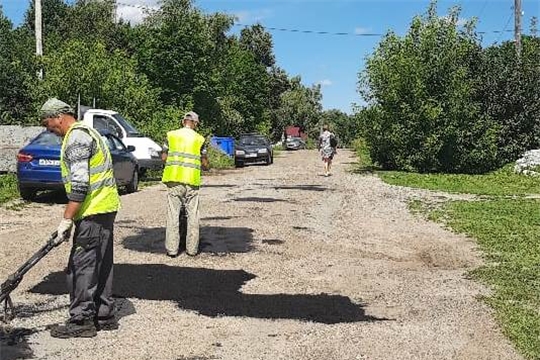 Проводится ямочный ремонт центральных улиц поселка