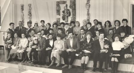 1986 год. Торжественная регистрация новорожденных в клубе Чебоксарского приборостроительного завода (Анчикова З.Н. в третьем ряду пятая справа)