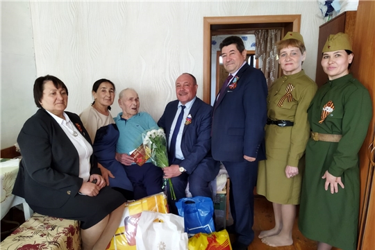 Глава администрации Яльчикского района поздравил с Днём Победы ветерана Великой Отечественной войны