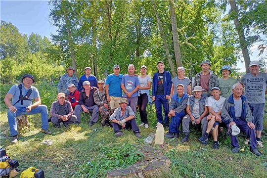 На кладбище д. Новое Тойдеряково жители провели субботник