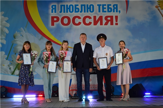 Вручены свидетельства на премию главы администрации Янтиковского района