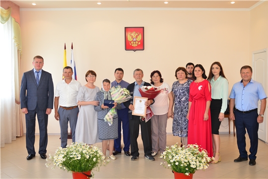 В Янтиковском районе состоялся семейный праздник «Под сенью Петра и Февронии», на котором чествовали семьи, удостоенные медалей «За любовь и верность»