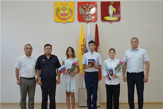 Юные янтиковцы получили паспорта в преддверии праздника Дня Государственного Флага Российской Федерации