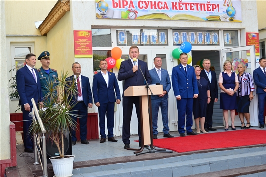 Глава администрации района Владимир Михайлов принял участие на торжественных линейках, посвященных Дню знаний