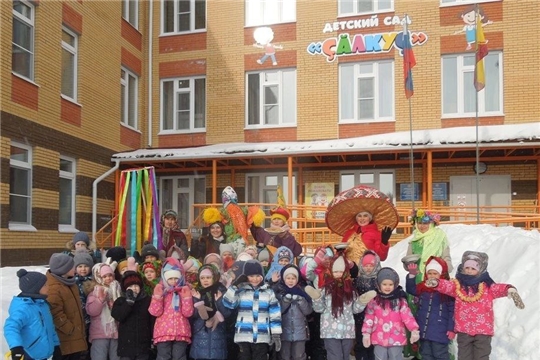 Сегодня воспитанники Аликовского детского сада «Çăлкуç» стали участниками Масленичных гуляний