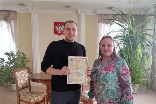 В отделе ЗАГС администрации Чебоксарского муниципального округа в преддверии Дня защитника Отечества поздравили отцов