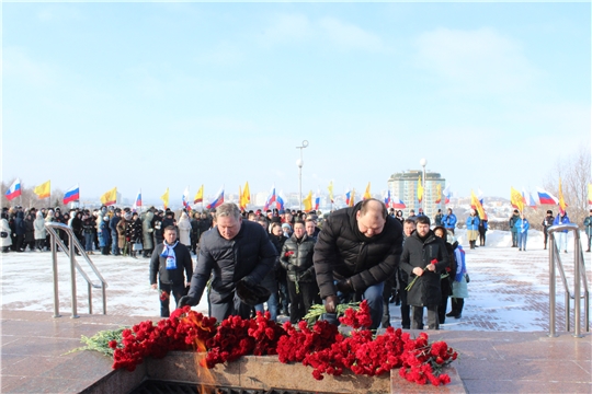 Евгений Кадышев совместно с депутатами городского Собрания возложил цветы к Монументу Славы