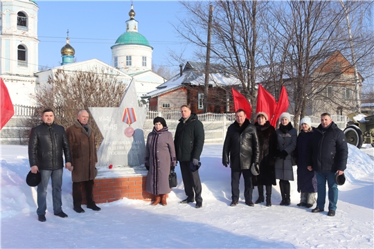 Алатырь присоединился к акции «Цветы у обелиска»