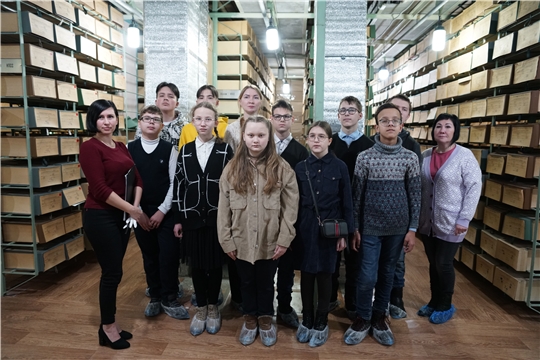 Урок патриотического воспитания провели для школьников в госархиве современной истории Чувашской Республики