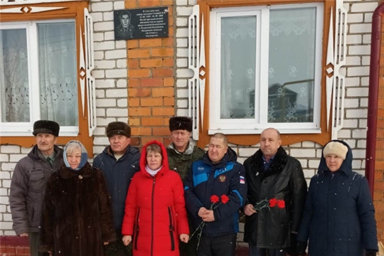 В Чувашии, ветераны открыли памятную доску в честь майора милиции Валерия Сидорова, погибшего в «горячей точке»