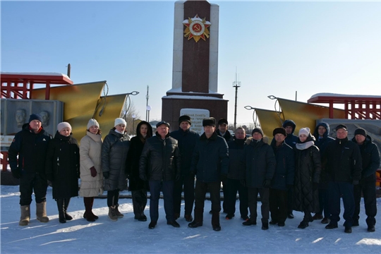 В Вурнарах в День защитника Отечества возложили цветы к памятникам