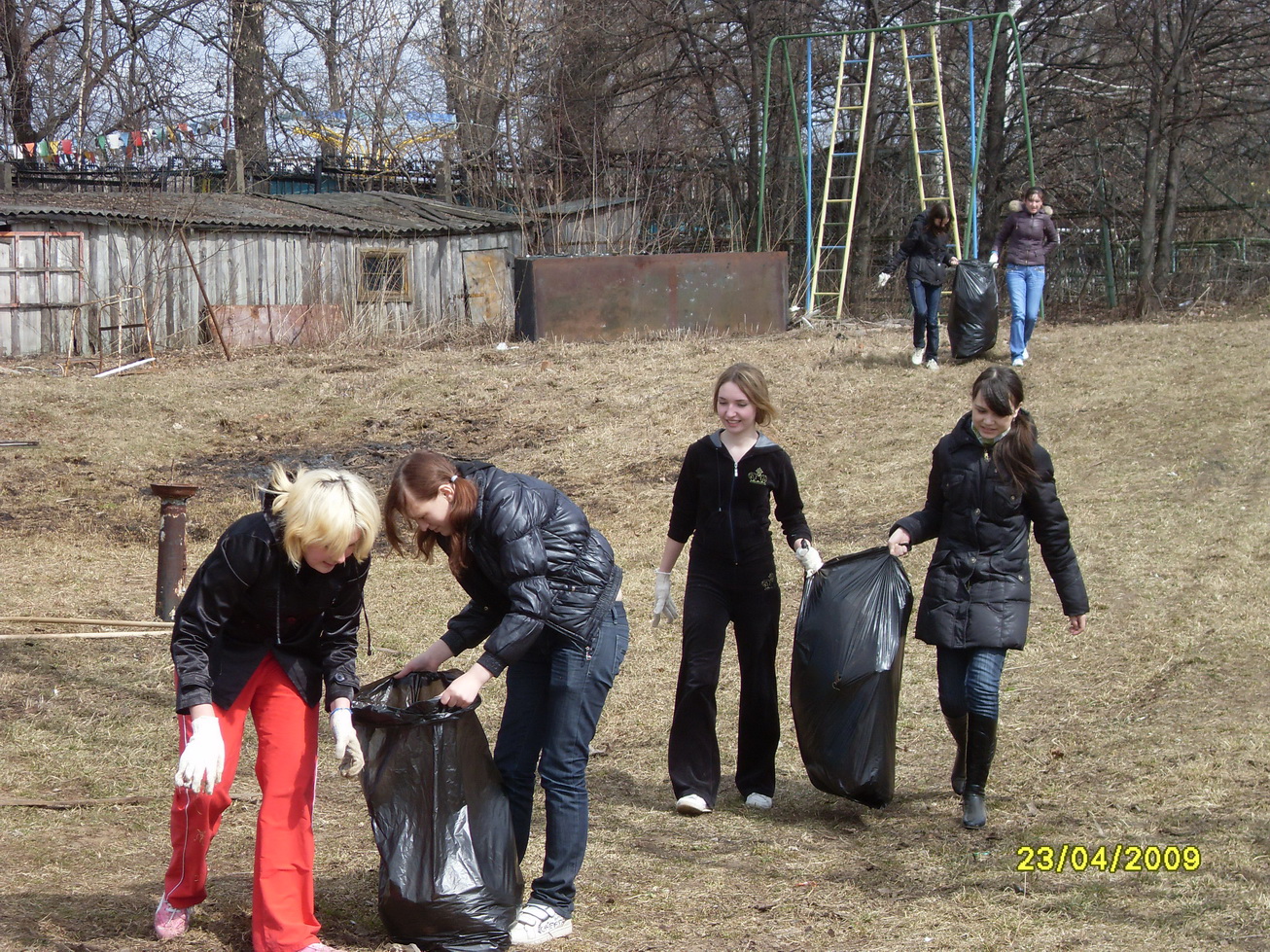 В рамках «Весенней недели добра» студенты ЧЭТК на уборке подшефного стадиона.