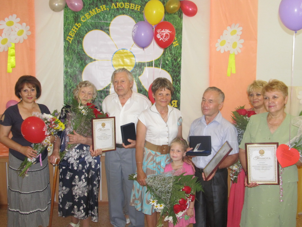 15:41 Трем семьям- "долгожителям" Ленинского района г.Чебоксары вручены медали «За любовь и верность»