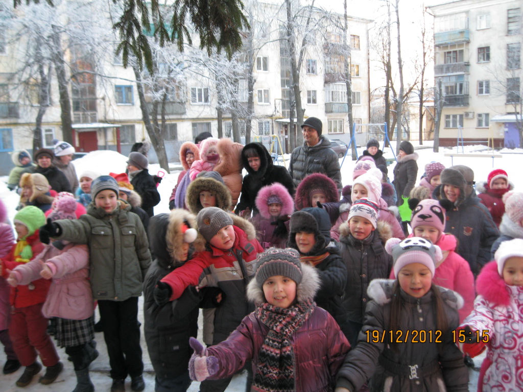 09:25 В Ленинском районе стартовали новогодние дворовые праздники