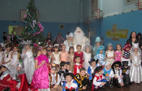 С новогодним представлением артисты театра кукол выступили в п.Сосновка