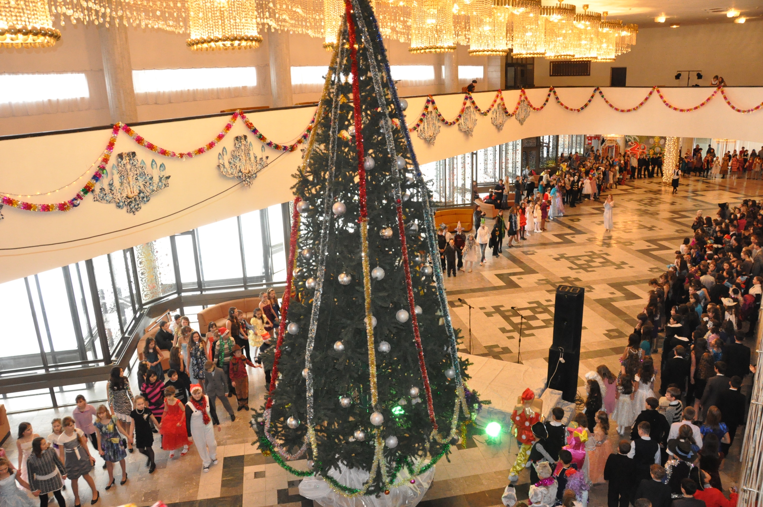 Более  600  школьников    участвовали в   новогоднем  хороводе у главной  елки  республики