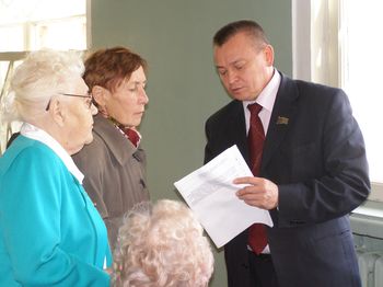 Депутат провел встречу с избирателями и поздравил представителей старшего поколения с праздником
