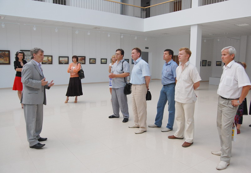 Выставку Валерия Бобкова посетили депутаты городского Собрания