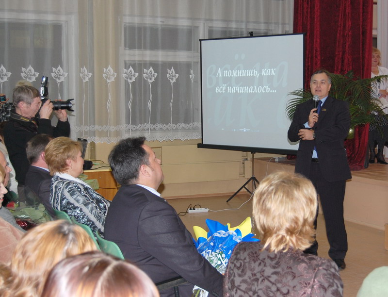 Коллектив школы №42, ее учащихся и выпускников поздравил С.Гаврилов