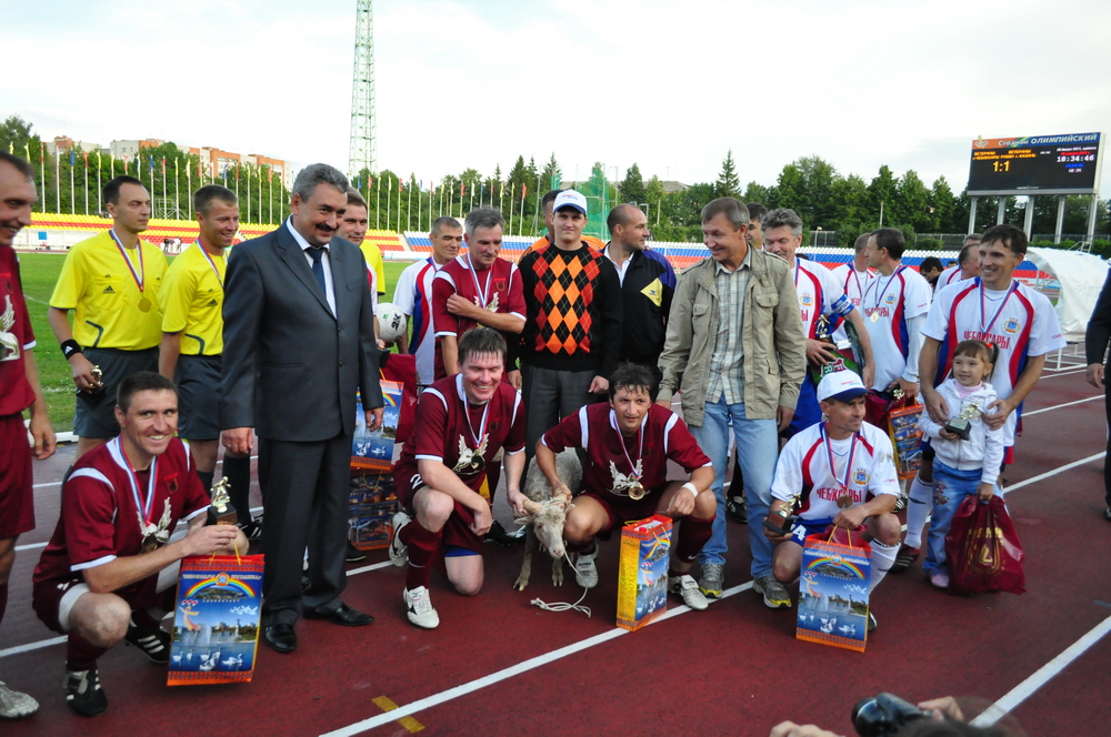 12:08_В футбольном матче между командами ветеранов "Рубина" и ветеранов футбола города Чебоксары