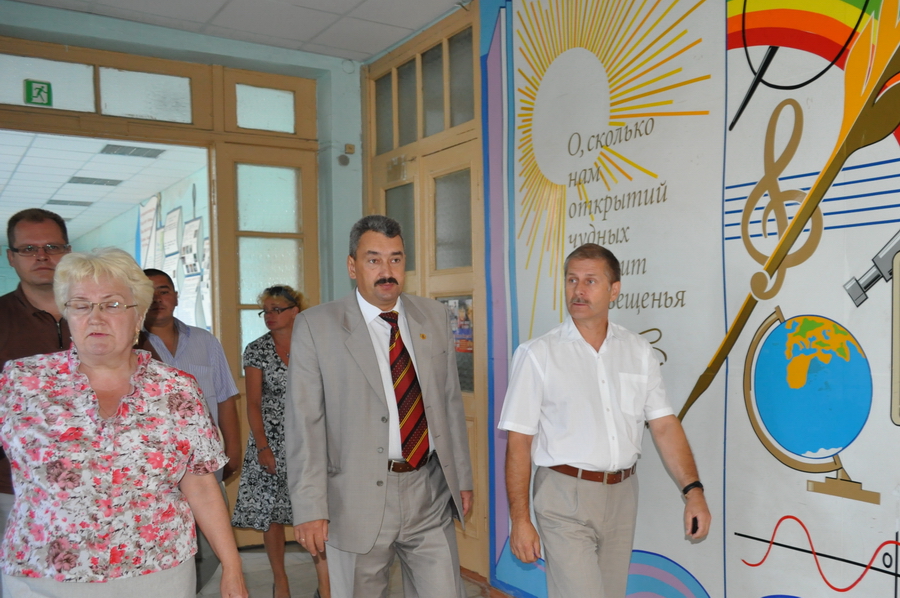Леонид Черкесов ознакомился с ходом подготовки школы №12 к новому учебному году