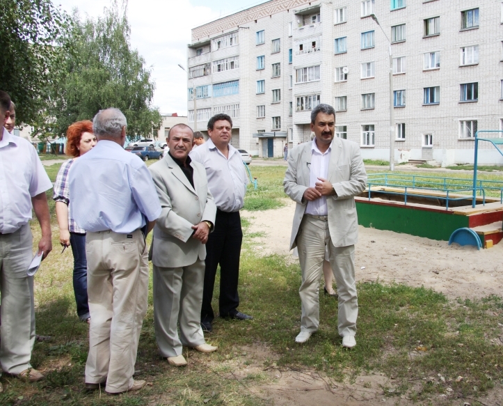 Глава города Чебоксары провел выездную проверку хода ремонта внутридворовых дорог и реконструкции «Отделения врачей общей практики»