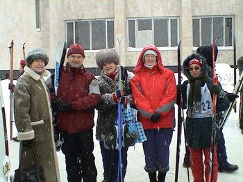 13:14 Страстная борьба за лыжню не остановила, а вдохновила народных избранников на участие в "Лыжне Росии -2006"