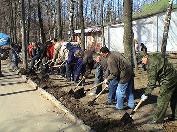 На весенний экологический субботник депутаты  городского Собрания вышли со своими семьями и детьми