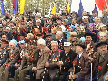 08:07_Чебоксарские депутаты тепло поздравили с Днем Победы своих избирателей-фронтовиков