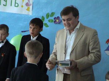 Выпускников Чандровской начальной школы своего округа поздравил депутат Горсобрания Дмитрий Никоноров