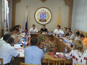 10:33 Депутаты постоянной комиссии по ЖКХ собрались на очередное заседание