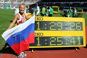 11:32 Владимир Слуцкер поздравляет Олимпиаду Иванову с победой на чемпионате мира по легкой атлетике