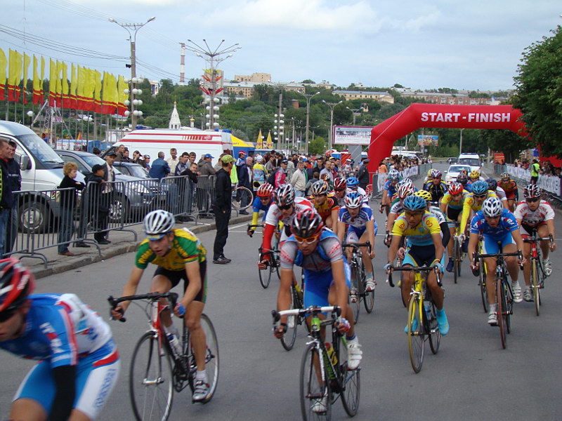 В Чебоксарах стартовала групповая шоссейная велогонка на призы Президента Чувашии Н.В.Федорова