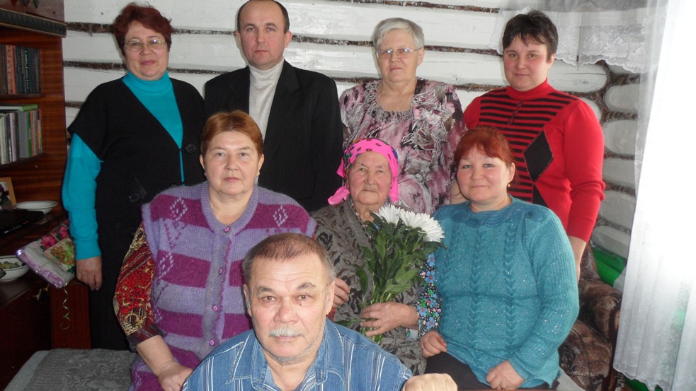 17:50 Жители села Ачакасы Канашского района поздравляют с 90-летием Герасимову Анну Семёновну