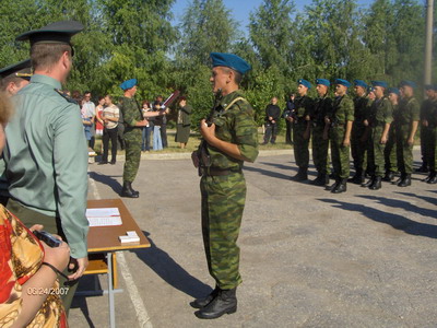 09.46 Служат парни Родине.