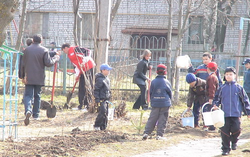 13:21 Проведена акция "Родному городу зеленый наряд"