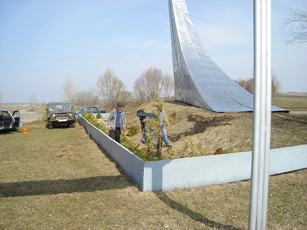 11:31 Туя украсила стелу, установленную в честь летчика-космонавта А.Г.Николаева