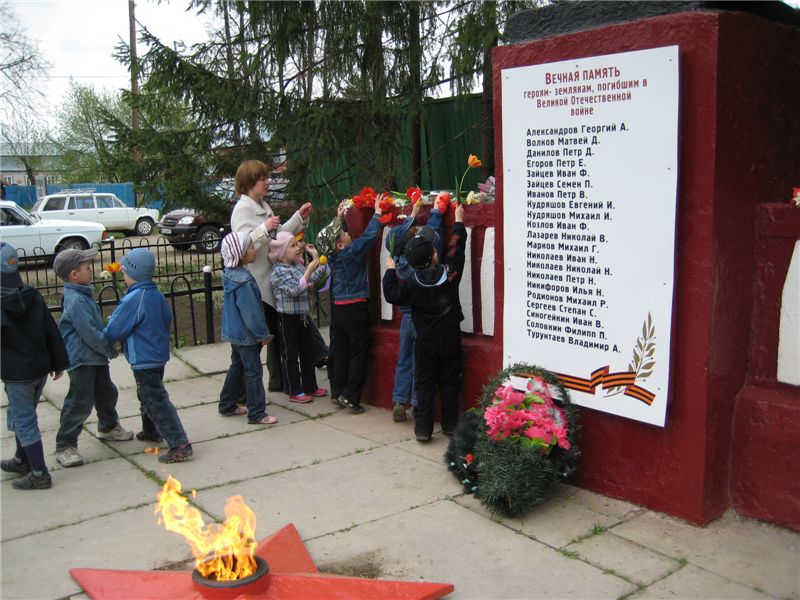 Воспитанники детских садов поселка Урмары торжественно почтили память павшим в боях за Родину