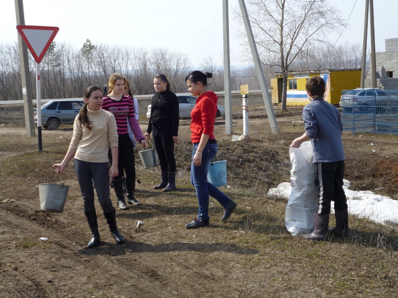Учащиеся Челкасинской школы  провели субботник по уборке территории.
